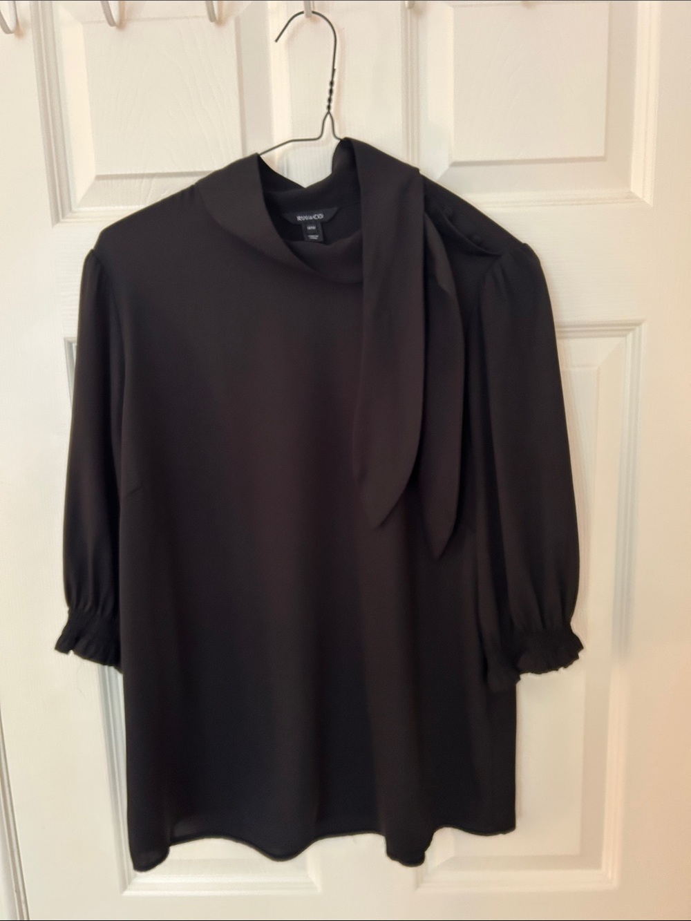 RW&CO. Black Tie-Neck Puff Sleeve Blouse